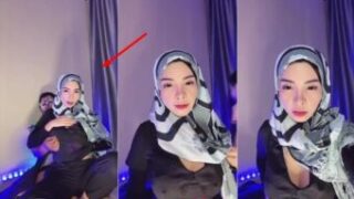 Tira Agustine Wanita Berhijab Colmek Nakal